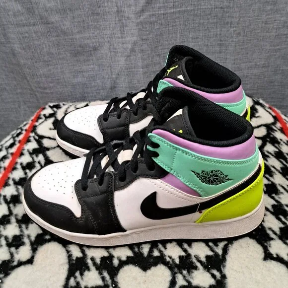 % Sz 7Y Nike Boys Air Jordan 1 Mid Shoes Sneakers / AJ4 - Picture 1 of 11